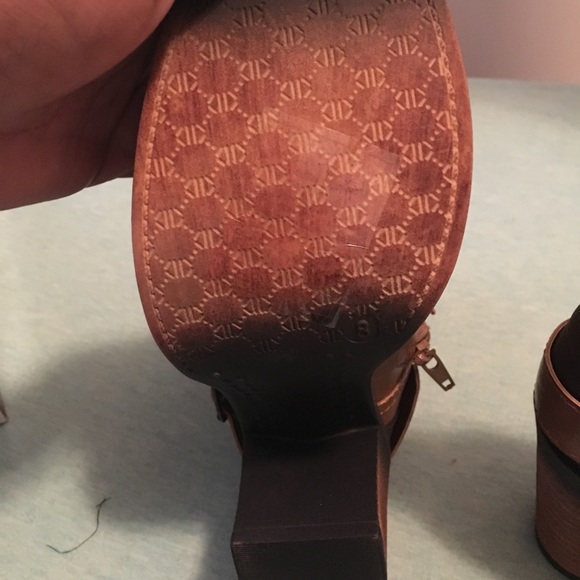 Booths - Picture 4 of 6